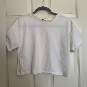 Forever 21 – White Cropped T-shirt with Distressed Trim - Size S